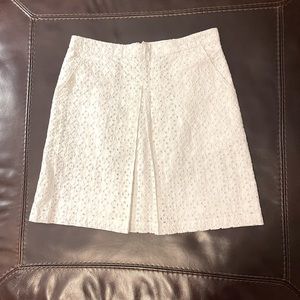 Club Mónaco mid pleated white textured skirt.